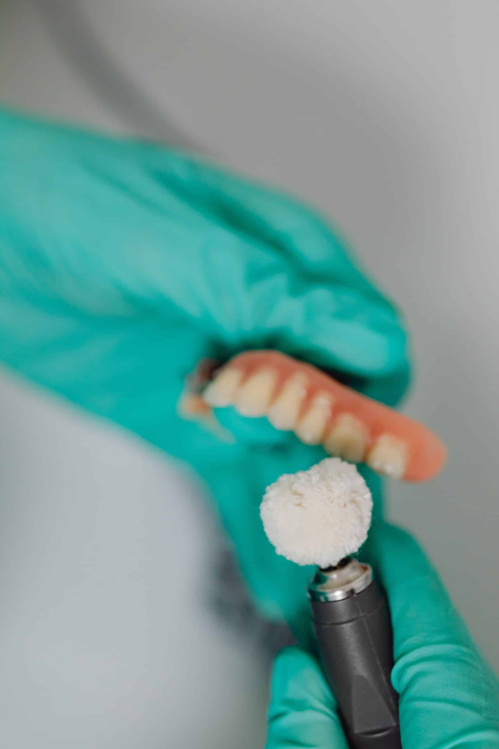 Cleaning dental implants